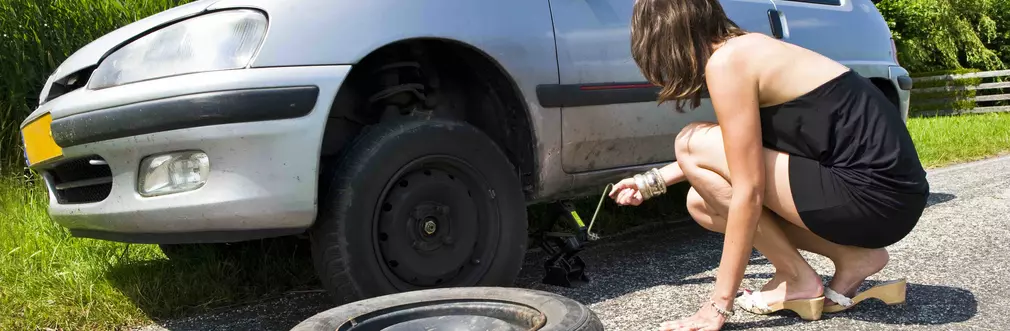 How to jack up a car and change a tyre 