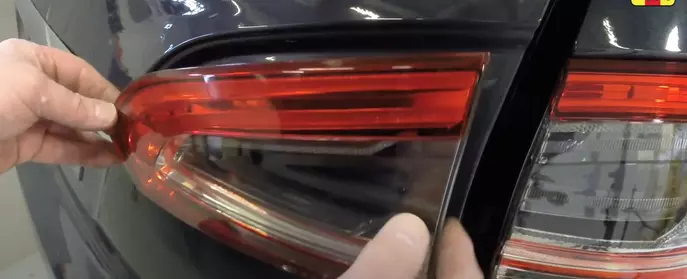 Video: How to change a rear bulb on a Ford S-Max and Galaxy - 2006 to 2015 | Publishing