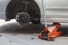 Using a trolley jack to raise a car