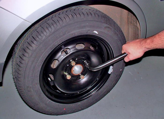 Lower the vehicle and tighten the nuts or bolts with the wheelbrace
