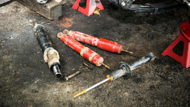Worn shock absorbers and struts